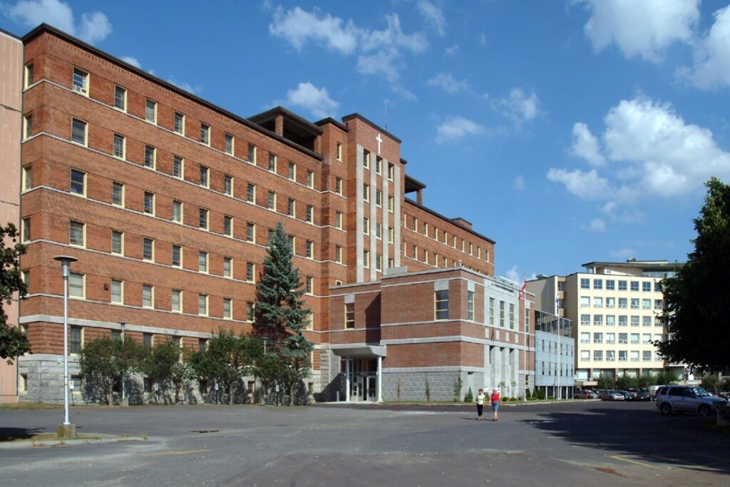 Un coroner note des lacunes de communications dans le dossier d’un décès à l’hôpital Sainte-Croix en février
