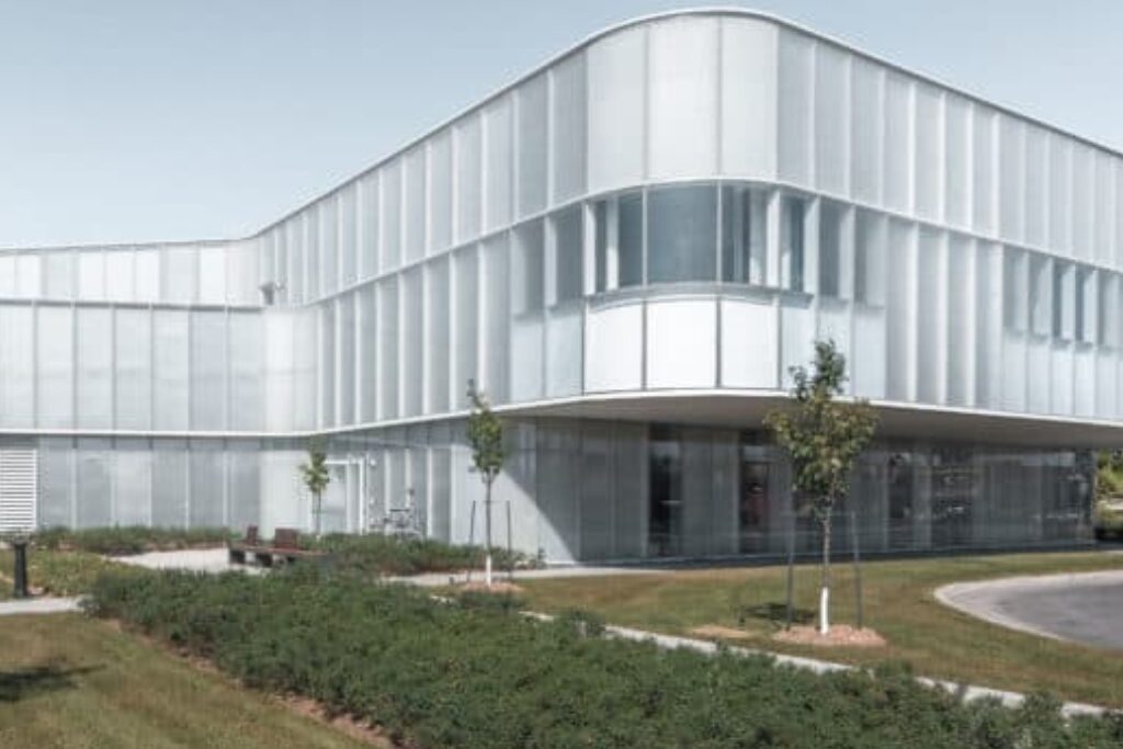 Le maire de Drummondville réagit aux graffitis faits sur la bibliothèque publique