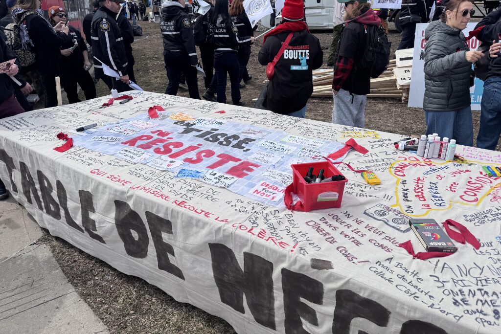 Les organismes de Drummondville protestent devant le bureau de la première ministre Christine Fréchette