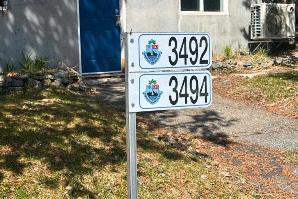 Installation de nouveaux panneaux sur les propriétés de Saint-Eugène