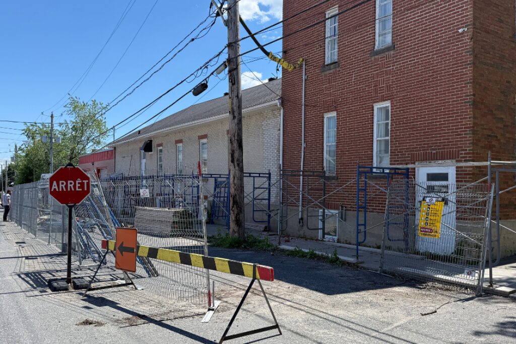 Saint-Germain-de-Grantham : première phase de démolition de l’ancienne salle municipale