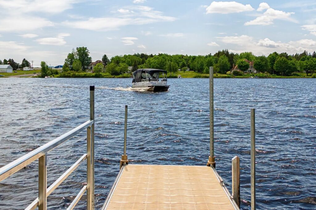 Retour de la traverse à bateau sur la rivière Saint-François à Drummondville