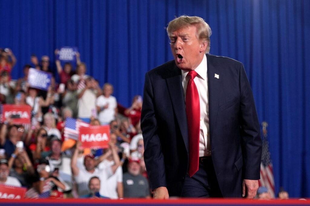 Trump menace d’augmenter des droits de douane sur les autos et l’acier